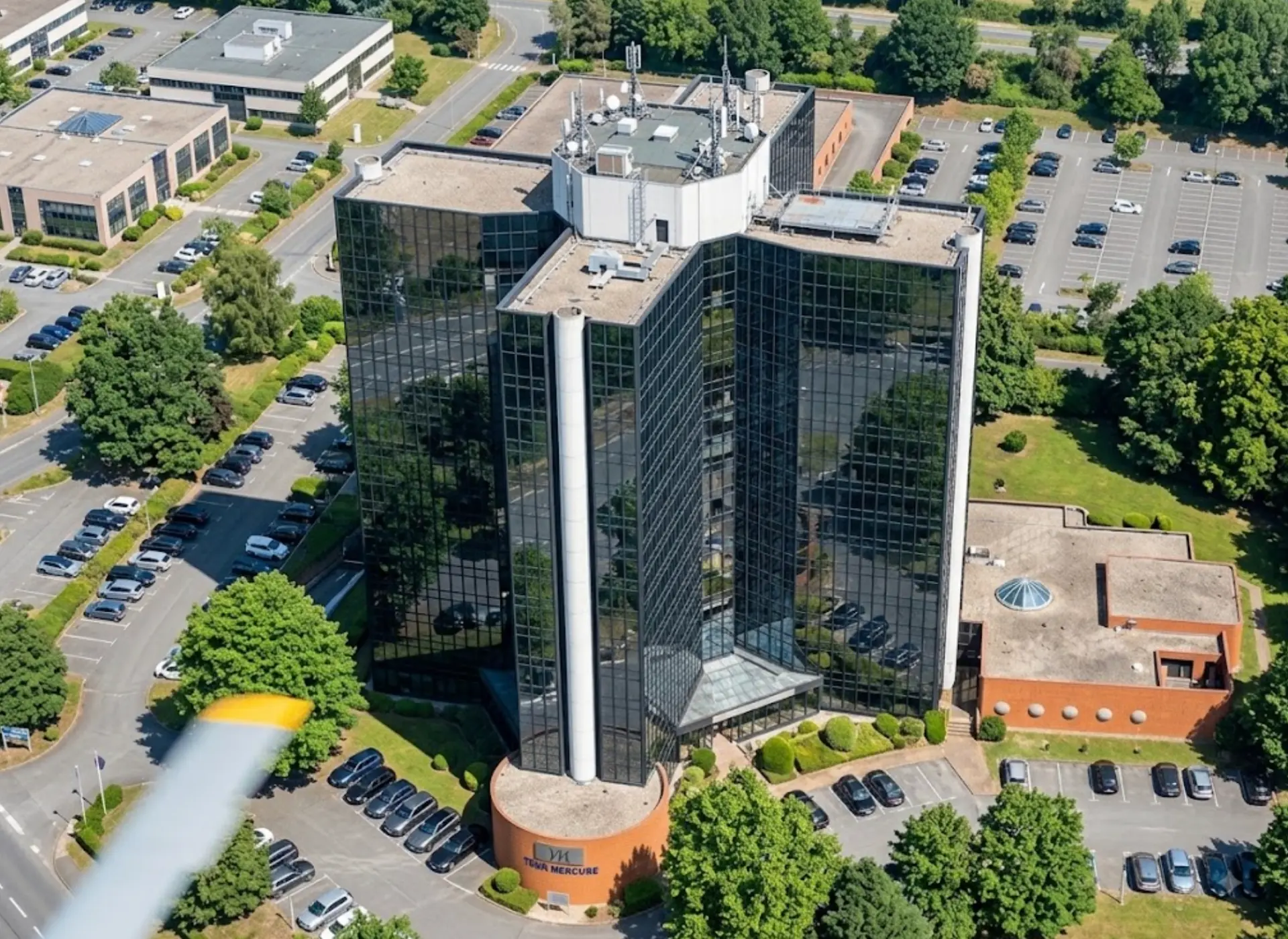 Vue aérienne de la Tour Mercure et de son parc de stationnement