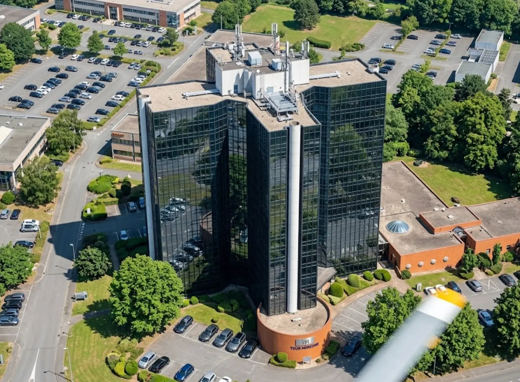 Parking et parvis de l'ensemble Mercure